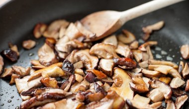 Grzyby smażone z tym dodatkiem nie puszczają wody. Smakują o niebo lepiej