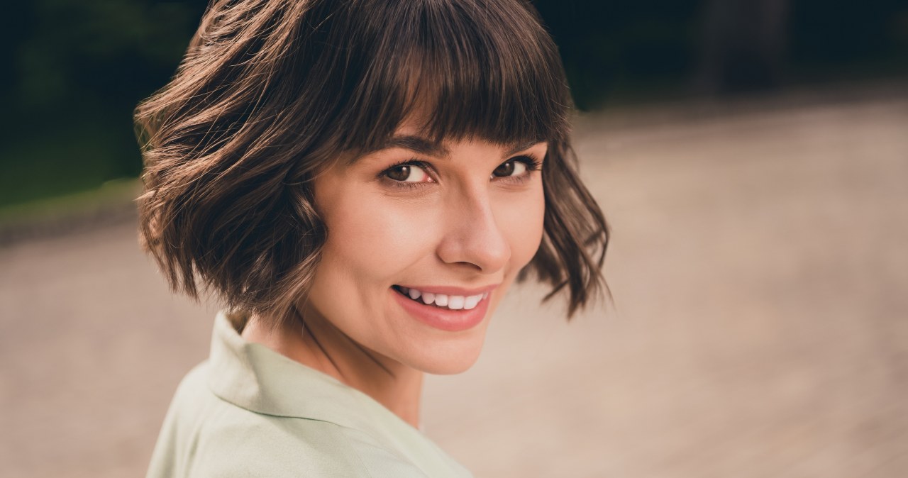 Grzywka może nam dodać młodzieńczego uroku /123RF/PICSEL