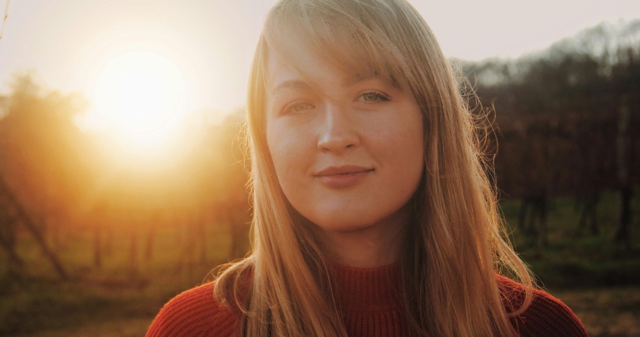 Grzywka na bok pasuje przede wszystkim kobietom o okrągłej twarzy /Dominika Gregušová /pexels.com