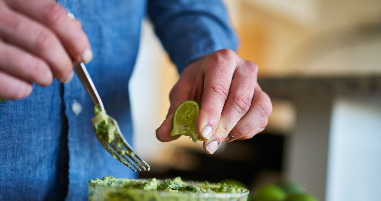 Guacamole idealnie sprawdzi się do nachosów /123RF/PICSEL