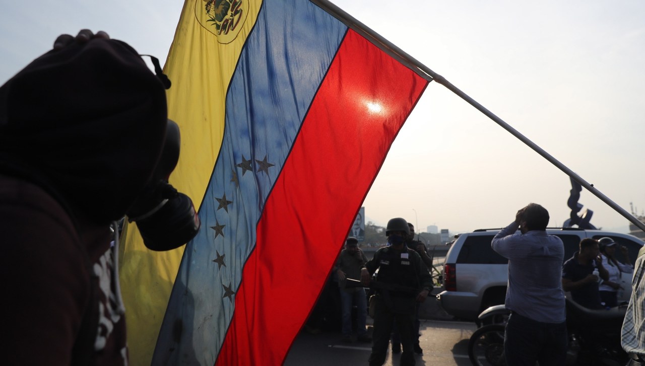 Guaido chce obalić Maduro. Wymiana ognia między żołnierzami