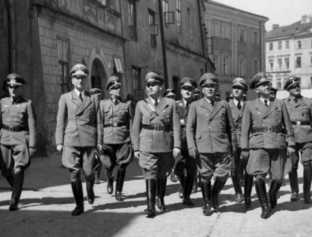Gubernator Hans Frank (4 z lewej), Ernst Zorner (4 z prawej), Ernst Kundt (2 z prawej), Otto von Wachter (3 z prawej) i inni funkcjonariusze niemieccy zwiedzają teren byłego getta lubelskiego /Z archiwum Narodowego Archiwum Cyfrowego