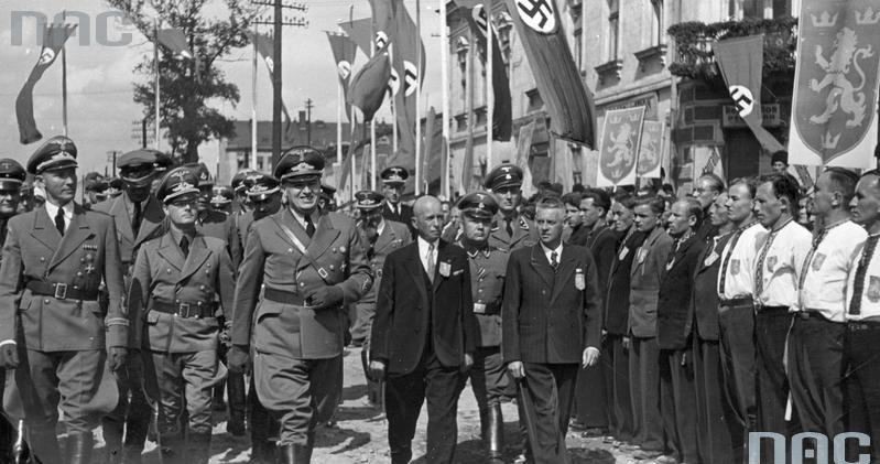 Gubernator Hans Frank (trzeci z lewej) w towarzystwie niemieckich oficerów przechodzi przed oddziałem ochotników SS "Galizien" we Lwowie, 1943 /Ze zbiorów Narodowego Archiwum Cyfrowego