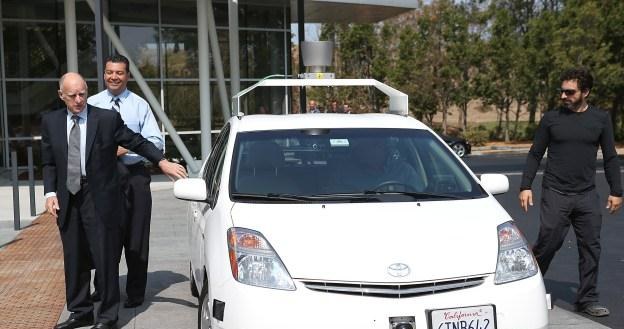 Gubernator Kalifornii - Jerry Brown, Sergey Brin i autonomiczny samochód Google /AFP
