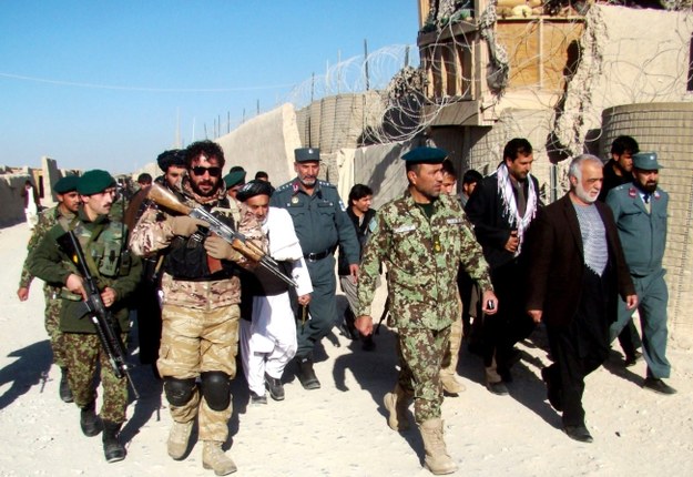 Gubernator prowincji Helmand na miejscu tragedii /PAP/EPA/WATAN YAR /PAP/EPA