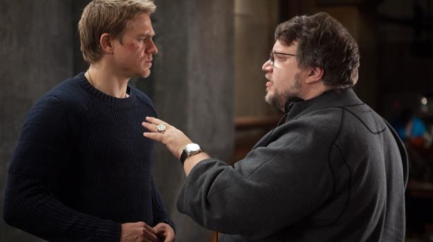 Guillermo del Toro instruuje grającego główną rolę w "Pacific Rim" Charliego Hunnama /materiały dystrybutora