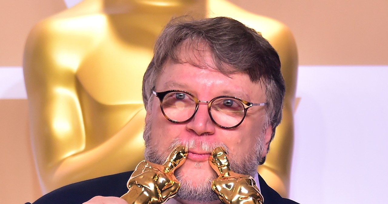 Guillermo del Toro z Oscarami za film "Kształt wody" /AFP