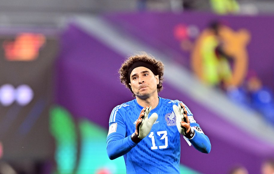 Guillermo Ochoa obronił rzut karny egzekwowany przez Roberta Lewandowskiego /Noushad Thekkayil /PAP/EPA