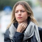 Gula w gardle i ciągła chrypa. Nie bagatelizuj, to może być poważna choroba 