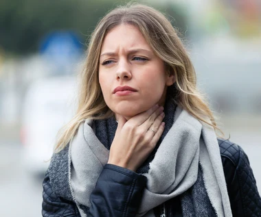 Gula w gardle i ciągła chrypa. Nie bagatelizuj, to może być poważna choroba