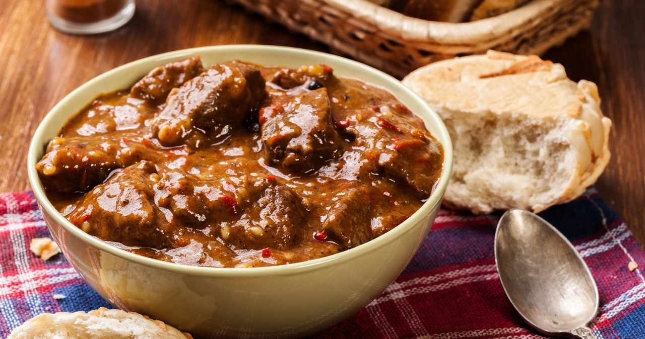 Gulasz austriacki podawaj z kluskami lub świeżym pieczywem /Fotek /123RF/PICSEL