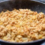 Gulasz z mięsa mielonego i kapusty z korzenną nutą. Jednogarnkowe danie zachwyca nietypowym smakiem