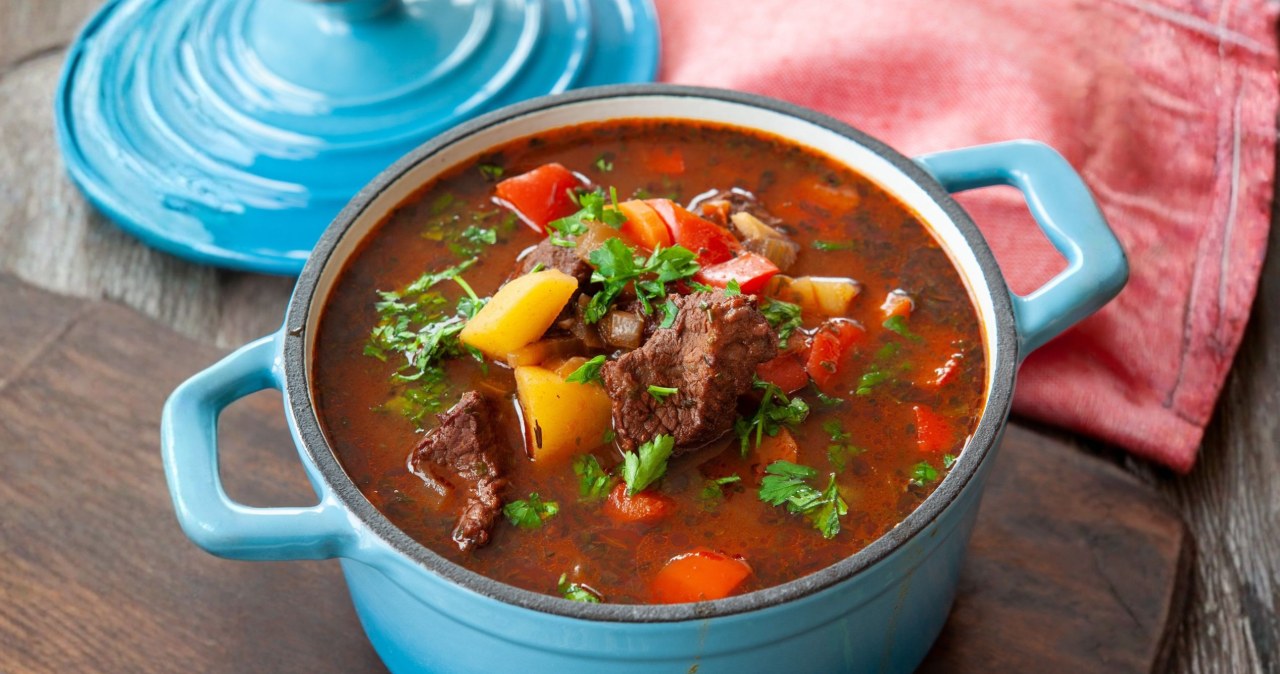 Gulasz z pręgi wołowej to danie, które świetnie sprawdzi się na specjalne okazje /picalotta /123RF/PICSEL