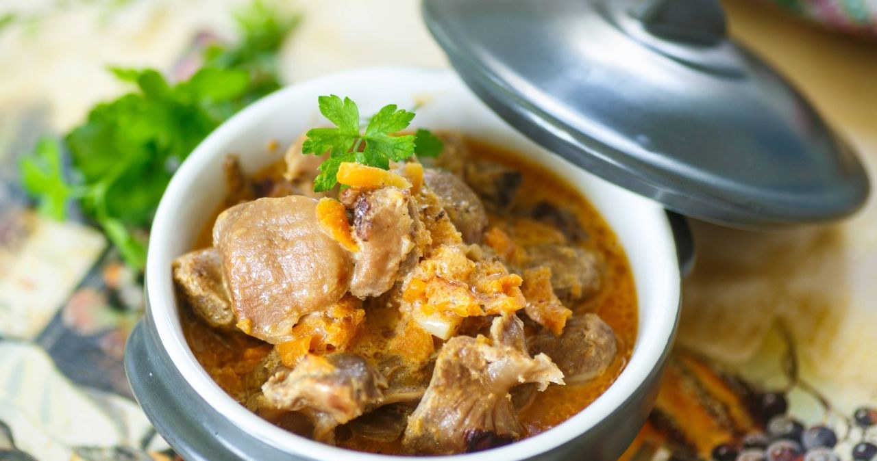 Gulasz z żołądków drobiowych to przepis tradycyjnej polskiej kuchni /rawlik /123RF/PICSEL