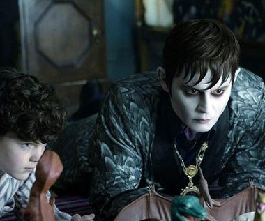 Gulliver McGrath i Johnny Depp w scenie z filmu "Mroczne cienie"