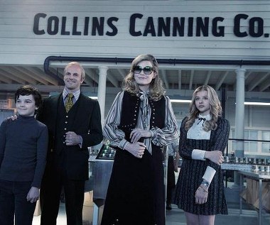 Gulliver McGrath, Jonny Lee Miller, Michelle Pfeiffer i Chloë Grace Moretz w scenie z filmu "Mroczne cienie"