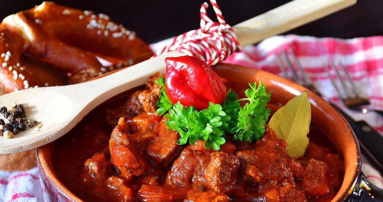 Гуляш - смачна та поживна страва. Як зробити м’ясо в гуляші м’яким? /pixabay.com