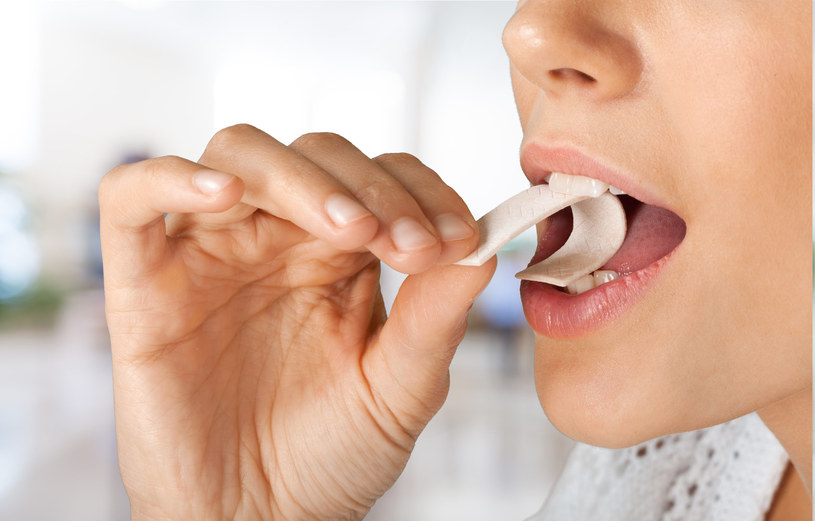 Guma do żucia bez cukru może pomóc w ochronie zębów przed próchnicą - wielokrotnie zwiększa ilość śliny, a ta rozpuszcza kwasy i zawiera chroniące zęby białka /123RF/PICSEL