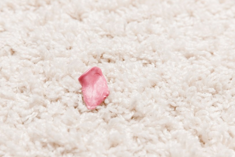Gumę do żucia ciężko jest odkleić z dywanu tak, by go nie zniszczyć /123RF/PICSEL
