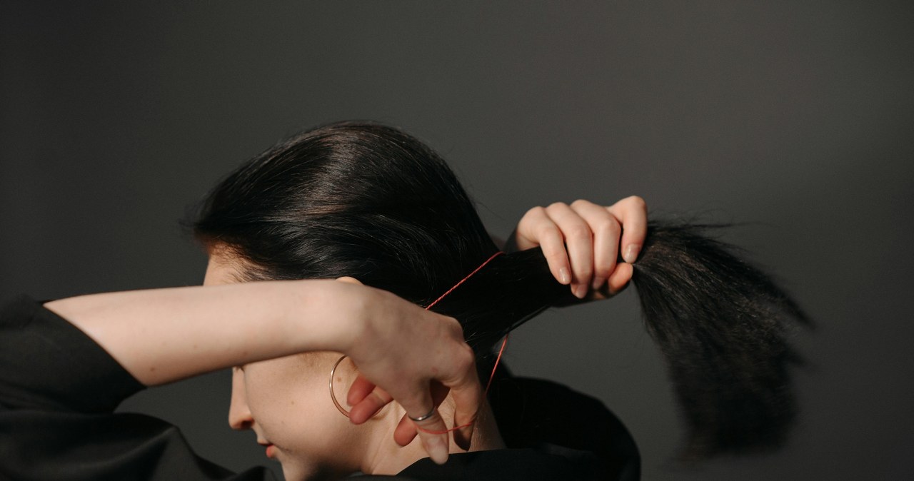 Gumka recepturka to jedna z najgorszych gumek do wiązania włosów /Pexels/Pavel Danilyuk /pexels.com