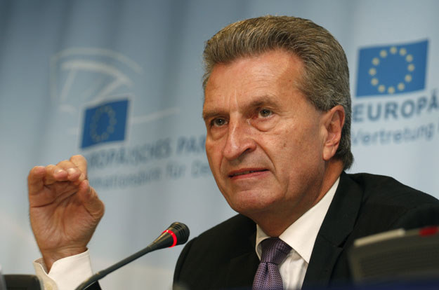 Günther Oettinger: "Będziemy musieli uruchomić kontrolę mechanizmu państwa prawa i postawić Polskę pod nadzorem" /AFP