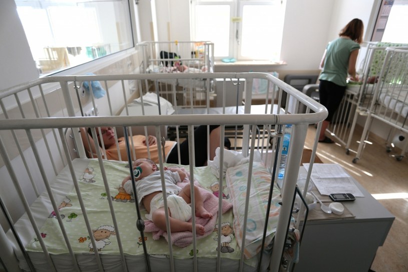 GUS: Mniej urodzeń, więcej zgonów /Piotr Mecik /East News