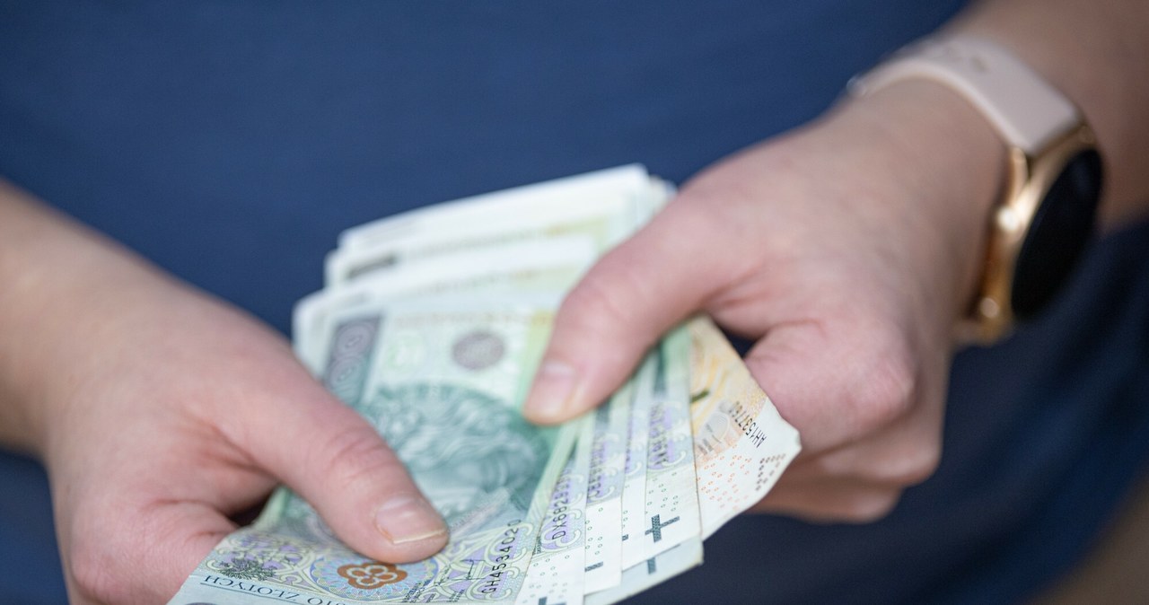 GUS podał dane nt. wzrostu wynagrodzeń w sektorze przedsiębiorstw w lipcu /Mateusz Kotowicz /Reporter