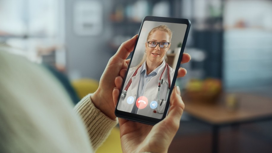 GUS: Teleporady zyskują na popularności /Shutterstock