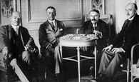 Gustav Stresemann (po lewej) na spotkaniu Ligi Narodów w sprawie przyjęcia Niemiec do Ligi, obok n /Encyklopedia Internautica