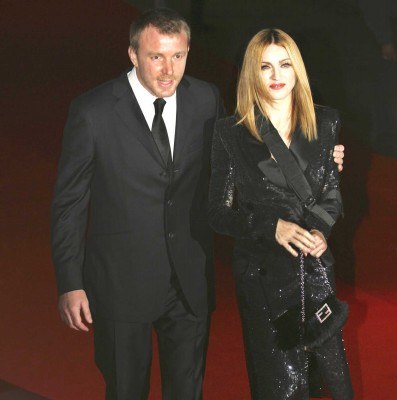 Guy Ritchie i Madonna podczas londyńskiej premiery filmu "Revolver" /AFP