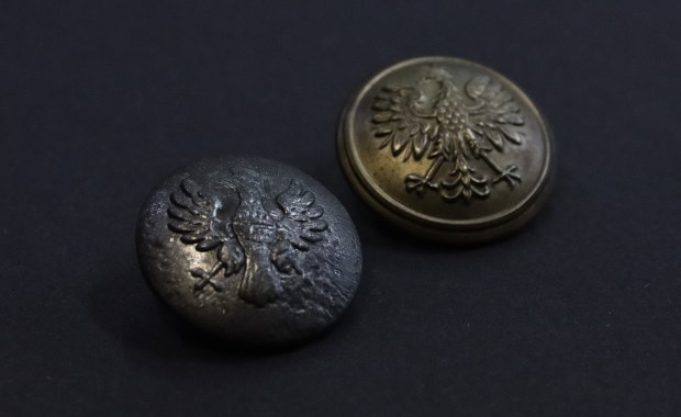 Guziki z mundurów ofiar zbrodni katyńskiej trafiły do muzeum