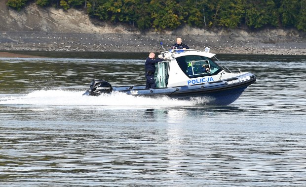 Gwałtowna burza nad Jeziorem Solińskim. Policjanci ratowali członków załogi łodzi