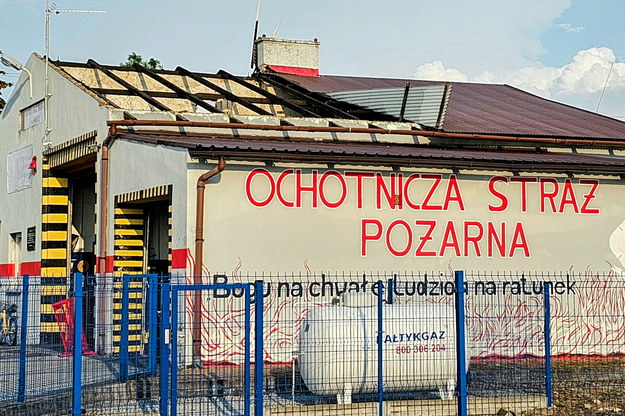 Gwałtowna wichura zerwała dach na remizie strażackiej w Sobótce /Tomasz Wojtasik /PAP