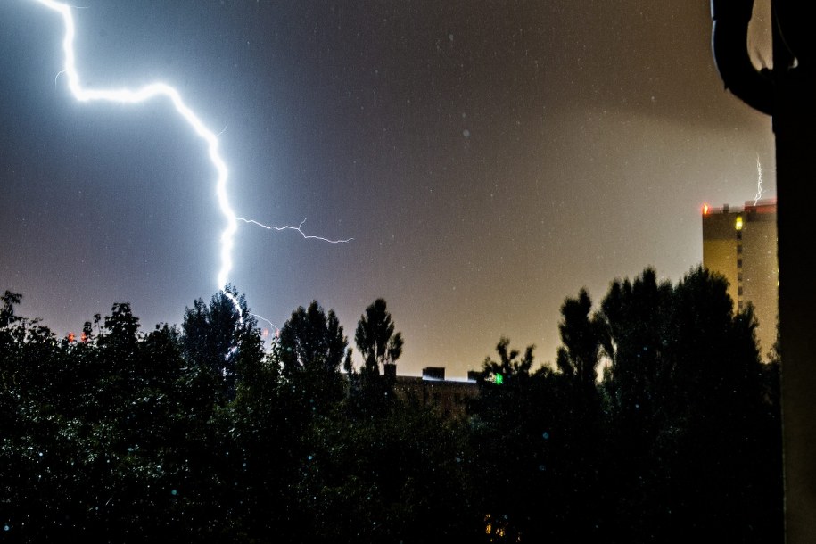 Gwałtowne burze spodziewane są również w sobotę / 	Łukasz Ogrodowczyk    /PAP/EPA