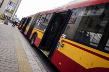 Gwałtowne hamowanie autobusu w Warszawie. Trzech poturbowanych pasażerów w szpitalu