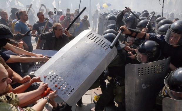 Gwałtowne starcia przed ukraińskim parlamentem. Zginął żołnierz Gwardii Narodowej