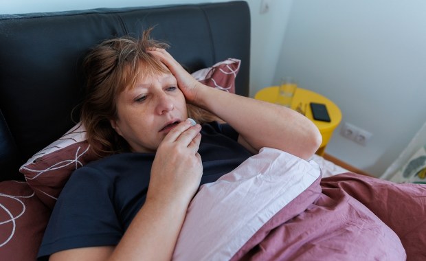 Gwałtowny wzrost liczby zachorowań na Covid-19. Jakie objawy są alarmujące?