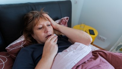 Gwałtowny wzrost liczby zachorowań na Covid-19. Jakie objawy są alarmujące?