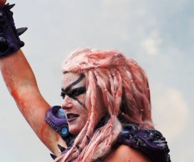 GWAR: Wyrzucona za picie?