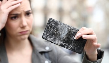 Gwarancja a zbity ekran. Czy naprawa telefonu będzie za darmo?