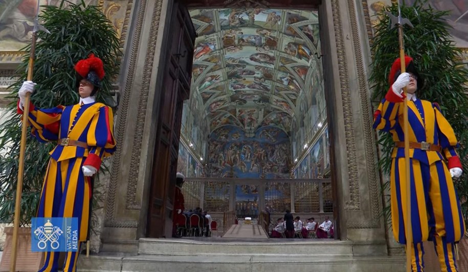 Gwardia Szwajcarska przed wejściem do Kaplicy Sykstyńskiej /VATICAN MEDIA HANDOUT /PAP/EPA
