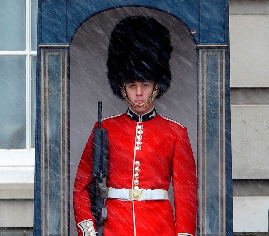 Gwardzista przed Pałacem Buckingham /PAP/EPA/ANDY RAIN /PAP/EPA