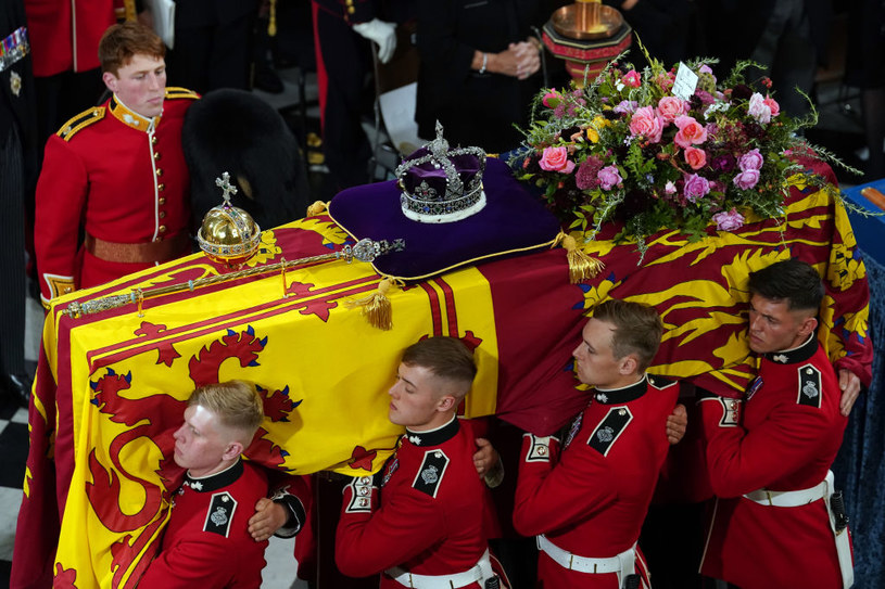 Gwardzista (w lewym górnym rogu), który brał udział w pogrzebie królowej Elżbiety II /WPA Pool / Pool /Getty Images