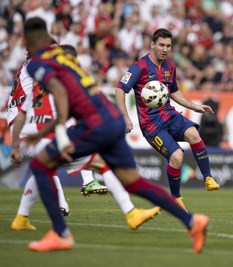 Gwiazda Barcelony Lionel Messi (z piłką) podaje do Neymara (z lewej) /AFP