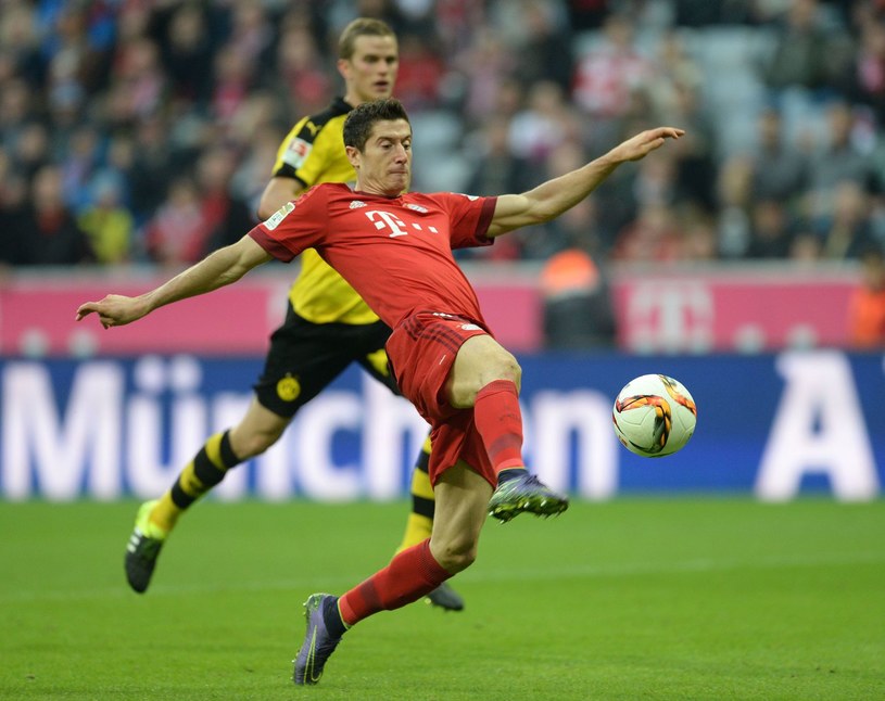 Gwiazda Bayernu Monachium Robert Lewandowski w starciu z Borussią Dortmund /AFP
