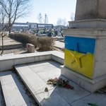 Gwiazda na pomniku cmentarza w Gnieźnie pomalowana w barwy Ukrainy