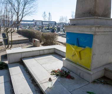 Gwiazda na pomniku cmentarza w Gnieźnie pomalowana w barwy Ukrainy