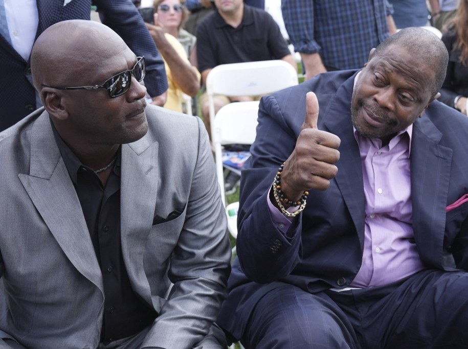 Gwiazda NBA Michael Jordan na zdjęciu po lewej stronie /	PAT BENIC /PAP/EPA