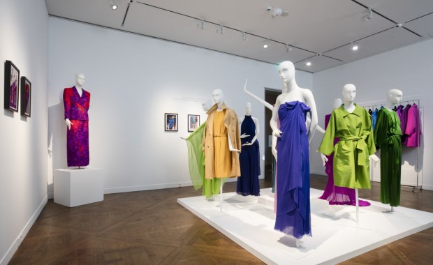 Gwiazda sprzedała suknie Saint Laurenta za blisko milion euro!