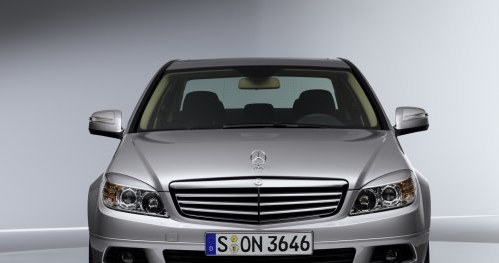 Gwiazda zamocowana w sposób tradycyjny, na masce wyróżnia wersje Elegance i Komfort. /Mercedes